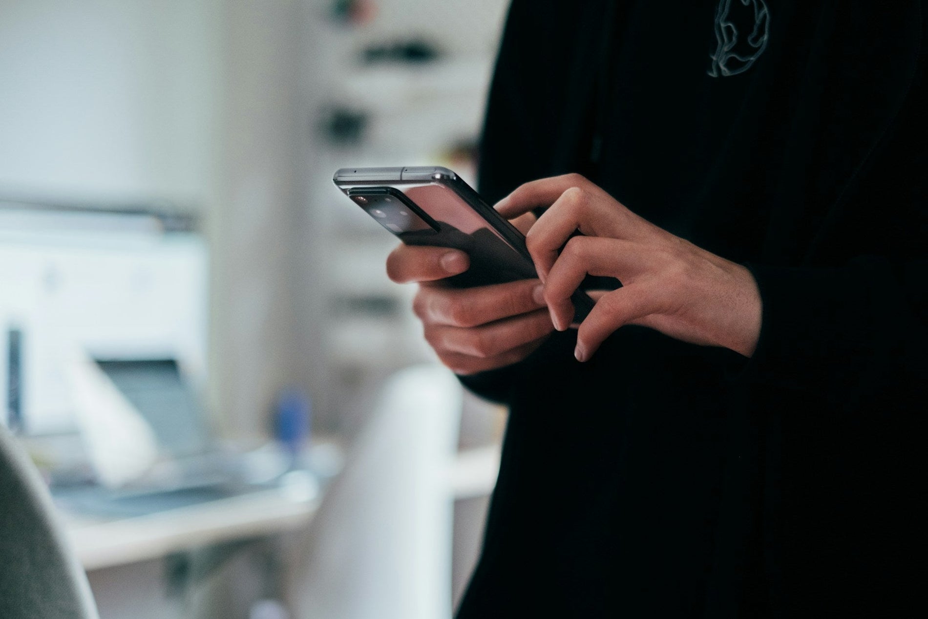 Guida pratica: come scoprire se una tua foto è online senza il tuo consenso?